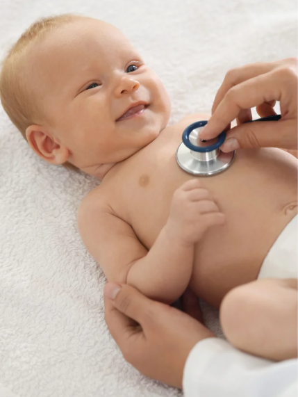 Médica pediatra sorrindo e examinando criança